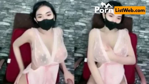 Aksi Lunna pamer payudara jumbo di live streaming viral