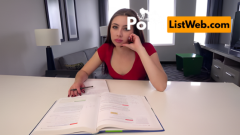 Aksi membantu adik tiri kutu buku bersantai di pornlistweb.com